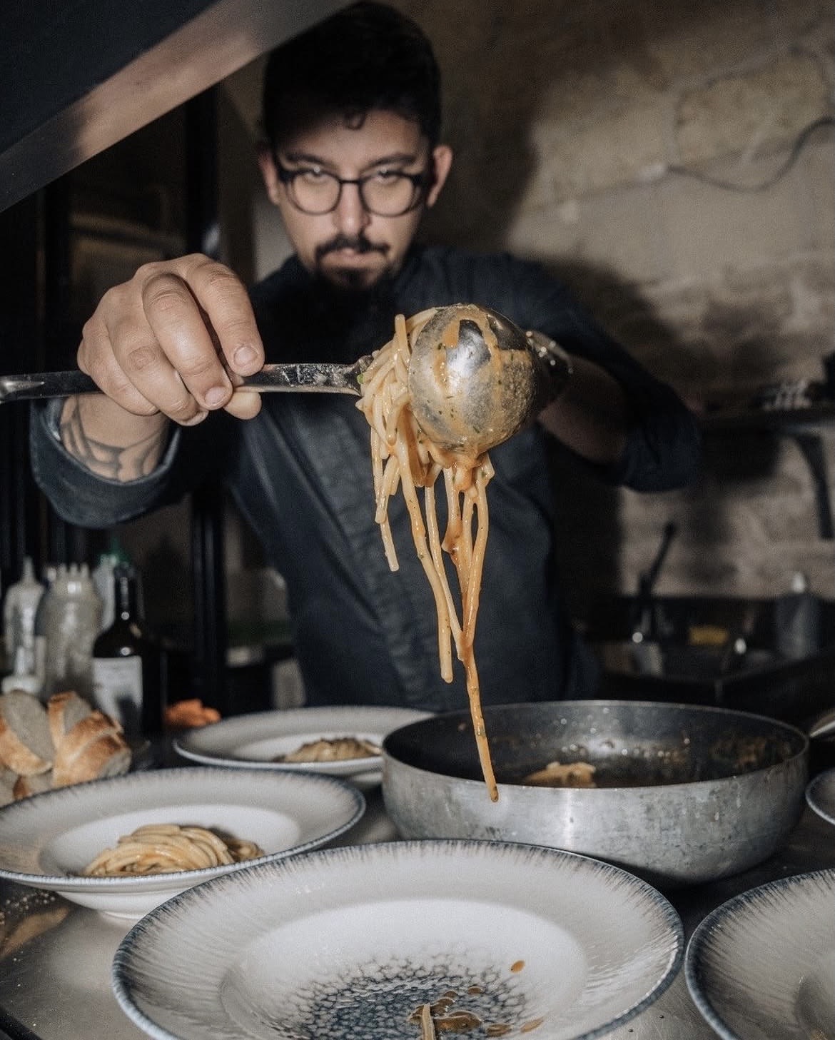 Lo chef di Baia Salada impiatta gli spaghetti allo scoglio