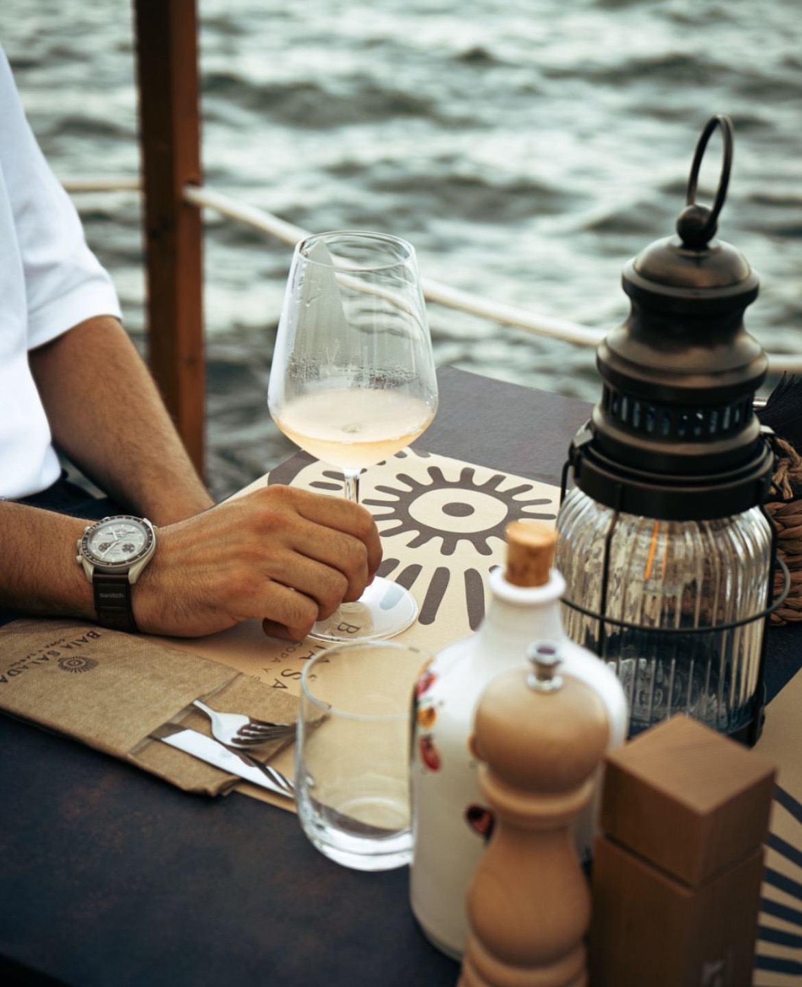 Spritz servito al tavolo sul mare a Baia Salada