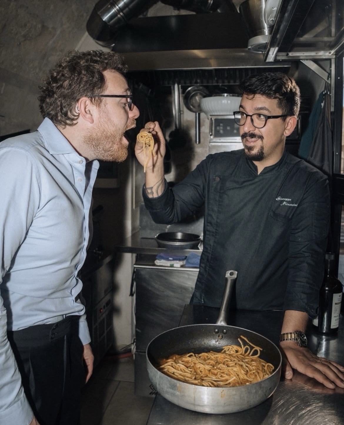 Lo chef fa assaggiare gli spaghetti in cucina a Baia Salada